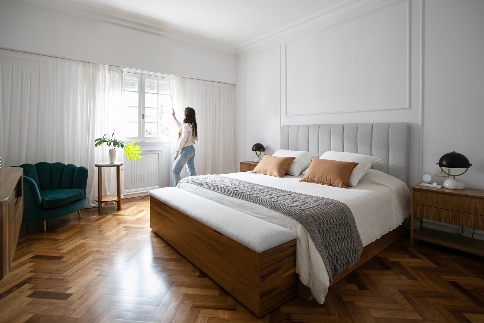 Dormitorio moderno con sillón verde y mucha luz natural — proyecto Lacroze, por Estudio Losa, en Belgrano